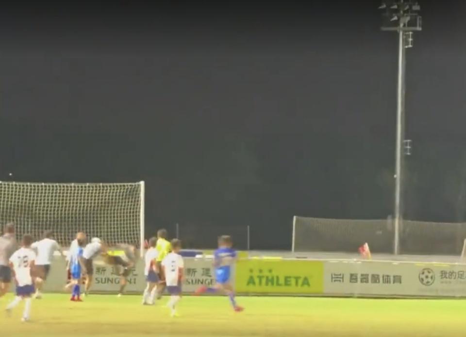 中国青少年足球丑闻！家长教练冲入场内冲突，1人遭围殴倒地不起